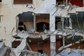 Des Palestiniennes constatent les dégâts à l'intérieur d'un appartement dans un immeuble fortement endommagé dans la ville de Gaza le 12 mai 2021, après la poursuite des frappes aériennes israéliennes sur le territoire palestinien dans la nuit