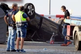 Le 18 août 2017, des policiers supervisent l'évacuation de la voiture qui a fauché des piétons sur la promenade de bord de mer de Cambrils jeudi soir