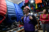 Furdiki Sherpa et Nima Doma Sherpa dans un magasin d'équipement pour les alpinistes à Katmandou le 12 février 2019