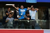 La légende Diego Maradona exulte après le premier but de l'Argentine contre le Nigeria à Saint-Pétersbourg, le 26 juin 2018