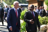 Le président américain Joe Biden discute avec son homologue sud-africain Cyril Ramaphosa lors du sommet du G7 à Carbis Bay le 12 juin 2021