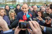 Le chef du Fianna Fail, Micheal Martin (C), s'exprime devant la presse le 9 février 2020 à Cork