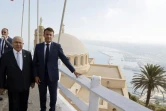 Le président français Emmanuel Macron (d) et le ministre algérien des Affaires étrangères Ramtane Lamamra (g) au fort Santa Cruz d'Oran, le 27 août 2022