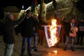 Des Palestiniens protestent à Béthleem, en Cisjordanie occupée le 21 janvier 2018 en brûlant un portrait du vice-président américain Mike Pence en visite en Israël