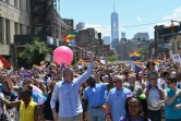 Le maire de New York Bill de Blasio défile aux côtés de ses concitoyens dans les rues de New York pour la Gay Pride géante, 50 ans après les émeutes de Stonewall, le 30 juin 2019 