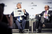 Le Premier ministre israélien Benjamin Netanyahu (à gauche) montre une carte du Moyen-Orient pendant une discussion avec le président de la Conférence de Munich sur la sécurité Wolfgang Ischinger