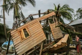 Un homme fouille les décombres d'une maison détruite à Bilwi, au Nicaragua, le 5 novembre 2020, après le passage dévastateur de l'ouragan Eta