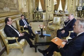 Le président François Hollande à l'Elysée s'entretient avec Manuel Valls (2e g), le président du Sénat  Gérard Larcher (2e d), et le ministre des Affaires étrangères Jean-Marc Ayrault (d), le 24 juin 2016