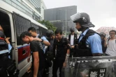 La police emmène des manifestants hostiles au gouvernement de Hong Kong le 1er juillet 2019