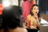 L'artiste Catalina de la Rosa se prépare en coulisses lors d'un spectacle de Lucha Vavoom au Mayan Theater de Los Angeles, en Californie, le 12 février 2022