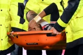 La star brésilienne du Paris-SG, Neymar, touchée à la cheville gauche, est évacuée sur une civière après la défaite face à Lyon, au Parc des Princes, le 13 décembre 2020