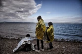 Des migrants arrivés sur l'île grecque de Lesbos attendent les secours, le 3 décembre 2015