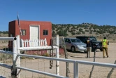 Des gardes à l'entrée du ranch Bonanza Creek le 22 octobre 2021 à Santa Fe, au Nouveau-Mexique, où se déroulait le tournage du film "Rust" lorsqu'a eu lieu le tir mortel qui a tué la directrice de la photographie