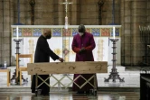 Des religieux devant le cercueil de Desmond Tutu à la catédrale Saint- Georges au Cap le 30 décembre 2021