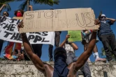 Un manifestant tient une pancarte "Arrêtez de nous tuer", le 31 mai 2020 à Miami, en Floride