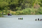 Des migrants traversent le fleuve Rio Grande depuis le Mexique jusqu'à Eagle Pass, au Texas, le 25 août 2023