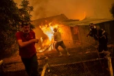 Des pompiers aidés d'habitants tentent d'éteindre le feu dans un village sur l'île grecque d'Eubée, le 10 août 2021
