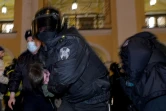 Un homme interpellé par la police anti-émeute à Saint-Pétersbourg lors d'une manifestation conre la guerre menée par la Russie contre l'Ukraine, le 2 mars 2022
