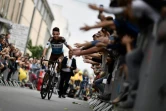 Le coureur de l'AG2R Romain Bardet en communion avec le public du Tour de France à La Roche-sur-Yon, le 5 juillet 2018