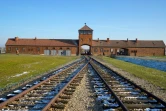 Le chemin de fer entrant dans l'ancien camp d'extermination d'Auschwitz, à Oswiecim en Pologne, le 5 décembre 2019
