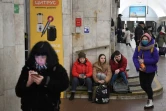 Des habitants trouvent refuge dans le métro de Kiev, le 24 février 2022 en Ukraine