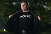 Elon Musk montre son t-shirt "Doge" à son arrivée à la Maison Blanche, à Washington, le 9 mars 2025