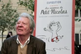 Le dessinateur français Jean-Jacques Sempé devant une affiche d'une exposition consacrée au "Petit Nicolas", le 18 juin 2014 à Paris
