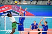 Des joueurs de l'équipe de France de volley au contre contre le Cameroun, le 30 août 2022 à Ljubljana.