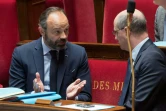 Le Premier ministre Edouard Philippe parle avec le ministre de l'Education nationale Jean-Michel Blanquer le 21 avril 2020 à l'Assemblée nationale à Paris