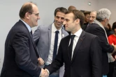 Emmanuel Macron (d) serre la main à Jean Castex (g), délégué interministériel aux Jeux olympiques, sous les yeux de Tony Estanguet, président du Cojo, le 9 janvier 2019 à Créteil