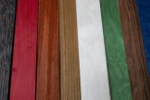 Des échantillons de bois colorés qui serviront à la fabrication d'échiquiers dans les locaux de l'entreprise Rechapados Ferrer, le 5 mars 2021 à La Garriga, près de Barcelone
