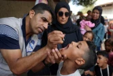 Un soignant administre le vaccin contre la polio à un enfant palestinien à Zawayda, dans le centre de la bande de Gaza, le 1er septembre 2024