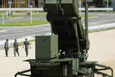 Des militaires japonais à côté d'un intercepteur de missiles à Kaita au Japon le 12 août 2017