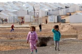 Des petites filles devant le camp d'Azrak, au nord d'Amman, qui accueille 54.000 réfugiés syriens, le 30 janvier 2016 en Jordanie