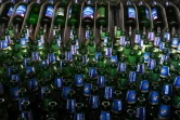 Une machine prépare les bouteilles de verre consignées à être lavées pour être ensuite réutilisées, dans la brasserie Meteor, à Hochfelden, le 30 avril 2019