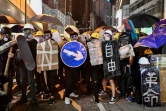 Des manifestants prodémocratie muniss de boucliers bricolés avec des panneaux de signalisation ou des skateboard, le 28 juillet 2019 à Hong Kong 