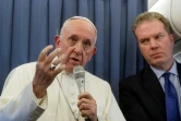 Le pape François (G), à côté du chef du service de presse du Vatican, Greg Burke, parle aux journalistes dans l'avion qui le ramène de Dublin le 26 août 2018