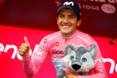 L'Equatorien Richard Carapaz, maillot rose du Giro, sur le podium au terme la 17e étape, le 29 mai 2019 à Anterselva (Italie)