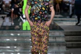 Un modèle au défilé Versace à Milan, le 16 juin 2018