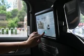 Une passagère d'un robotaxi autonome à Wuhan, le 1er août 2024 dans la province chinoise du Hubei