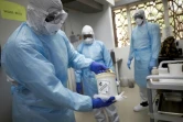 Des scientifiques avec des échantillons à tester dans la laboratoire de l'hôpital Point G à Bamako, au Mali, le 19 mars 2020
