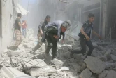 Des habitants d'Alep cherchent à sortir des décombres après des bombardements aériens, le 29 avril 2016