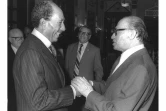 Le président égyptien Anouar el-Sadate et le Premier ministre israélien Menahem Begin se serrent la main, le 20 novembre 1977 à Jérusalem