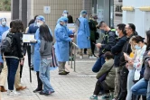 Des personnes attendent pour faire un test de dépistage du Covid-19, le 15 février 2022 à Hong Kong