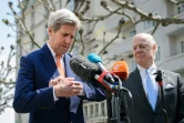 Le secrétaire d'Etat américain John Kerry (g) et l'émissaire de l'ONU pour la Syrie Staffan de Mistura, à Genève le 2 mai 2016