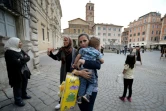 Une Syrienne et son fils le 18 avril 2016 à Rome où trois familles de réfugiés sont arrivées à l'invitation du pape