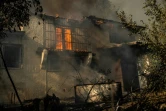 Une maison en feu lors d'incendies de forêt, le 11 août 2024 à Varnavas, au nord d'Athènes