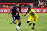 Le défenseur parisien Achraf Hakimi tente un débordement sur le Nantais Dennis Appiah  lors du Trophée des Champions à Tel Aviv, le 31 juillet 2022 