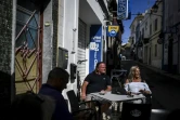 Des touristes assis en terrasse dans un restaurant de Portimao, en Algarve, dans le sud du Portugal, le 17 mai 2021
