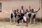 La troupe de l'académie pose pour une photo de groupe, à Lagos le 3 juillet 2020